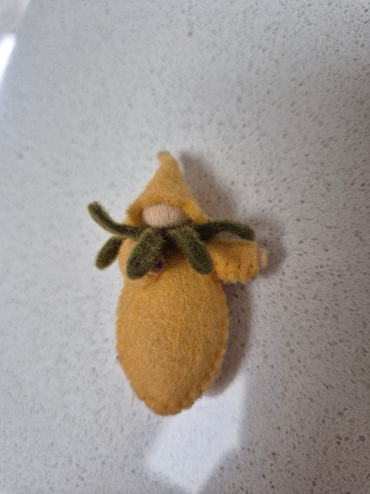Unieke handgemaakte vilten broche, Overige materialen, 4 tot 7 cm, Geel, Ophalen of Verzenden