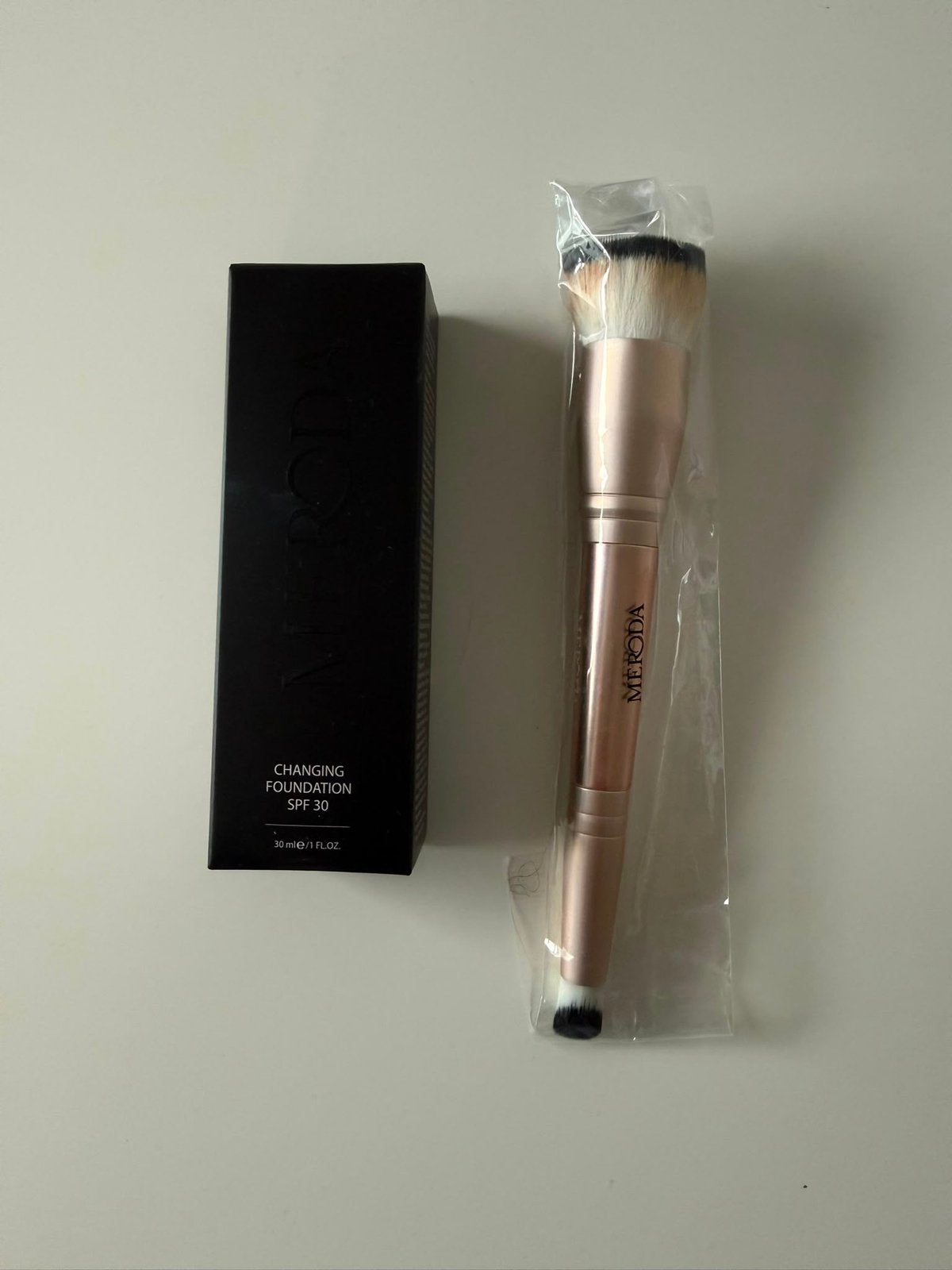 Meroda Changing foundation spf 30 en kwast, Ophalen of Verzenden, Zo goed als nieuw, Beige, Gehele gezicht