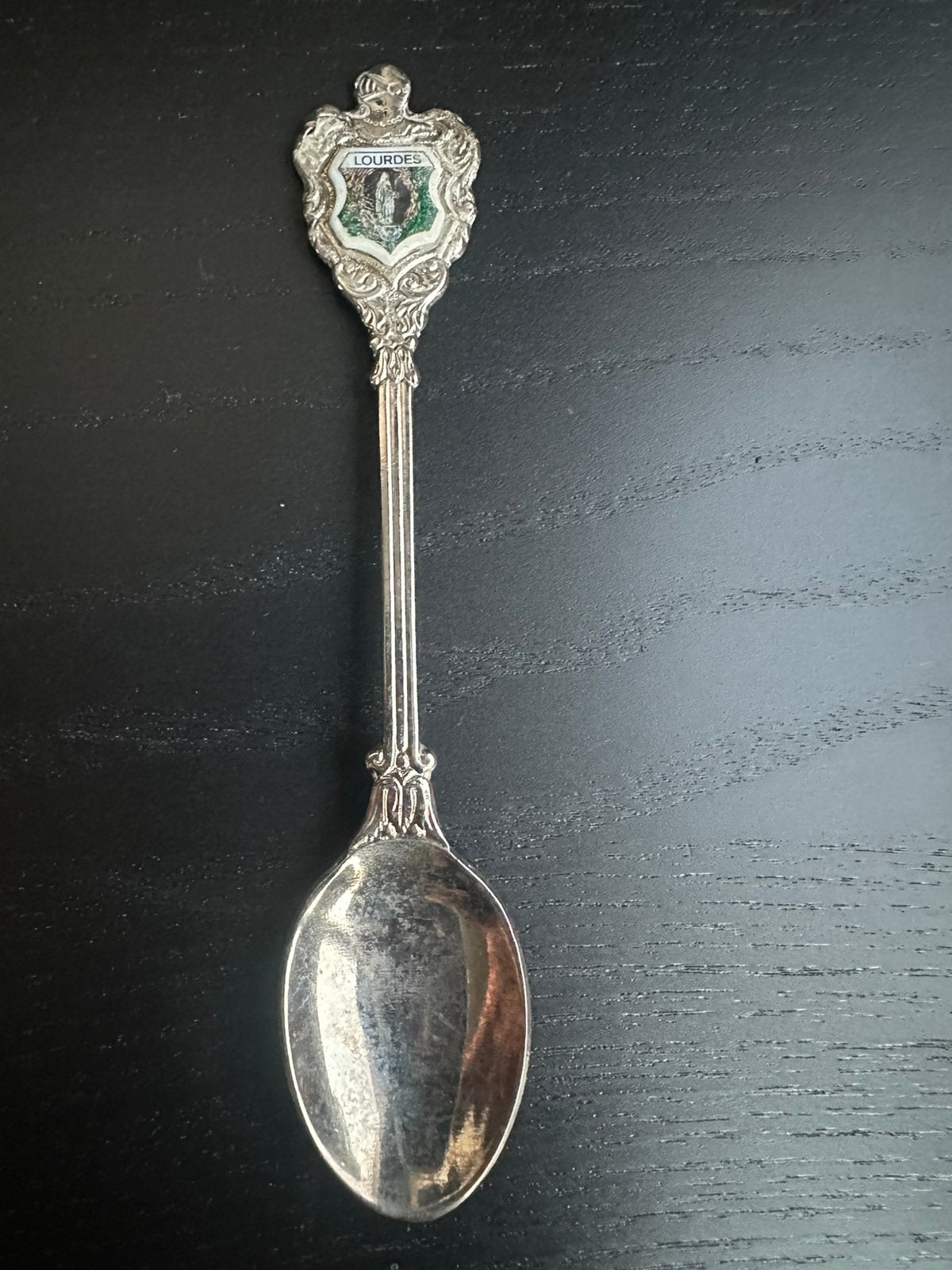 Verzilverd souvenierslepeltje Lourdes met emaille schildje, Ophalen of Verzenden