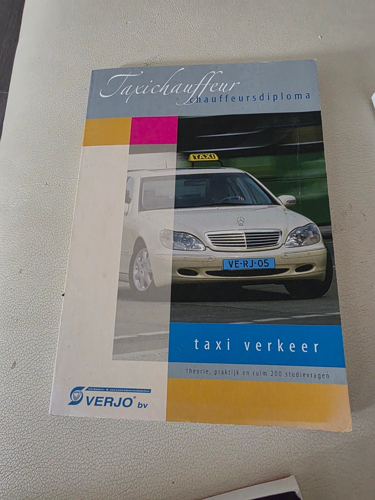 Taxichauffeur chauffeursdiploma - Taxi Verkeer, Ophalen of Verzenden, Gelezen, MBO, VERJO bv