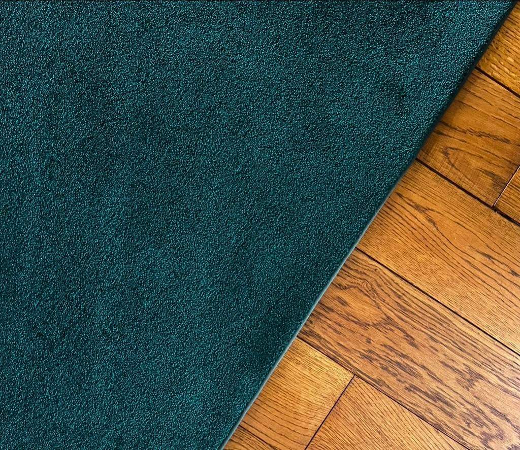Laagpolig donkergroen vierkant kleed, Huis en Inrichting, Stoffering | Tapijten en Kleden, Ophalen, 200 cm of meer, Zo goed als nieuw