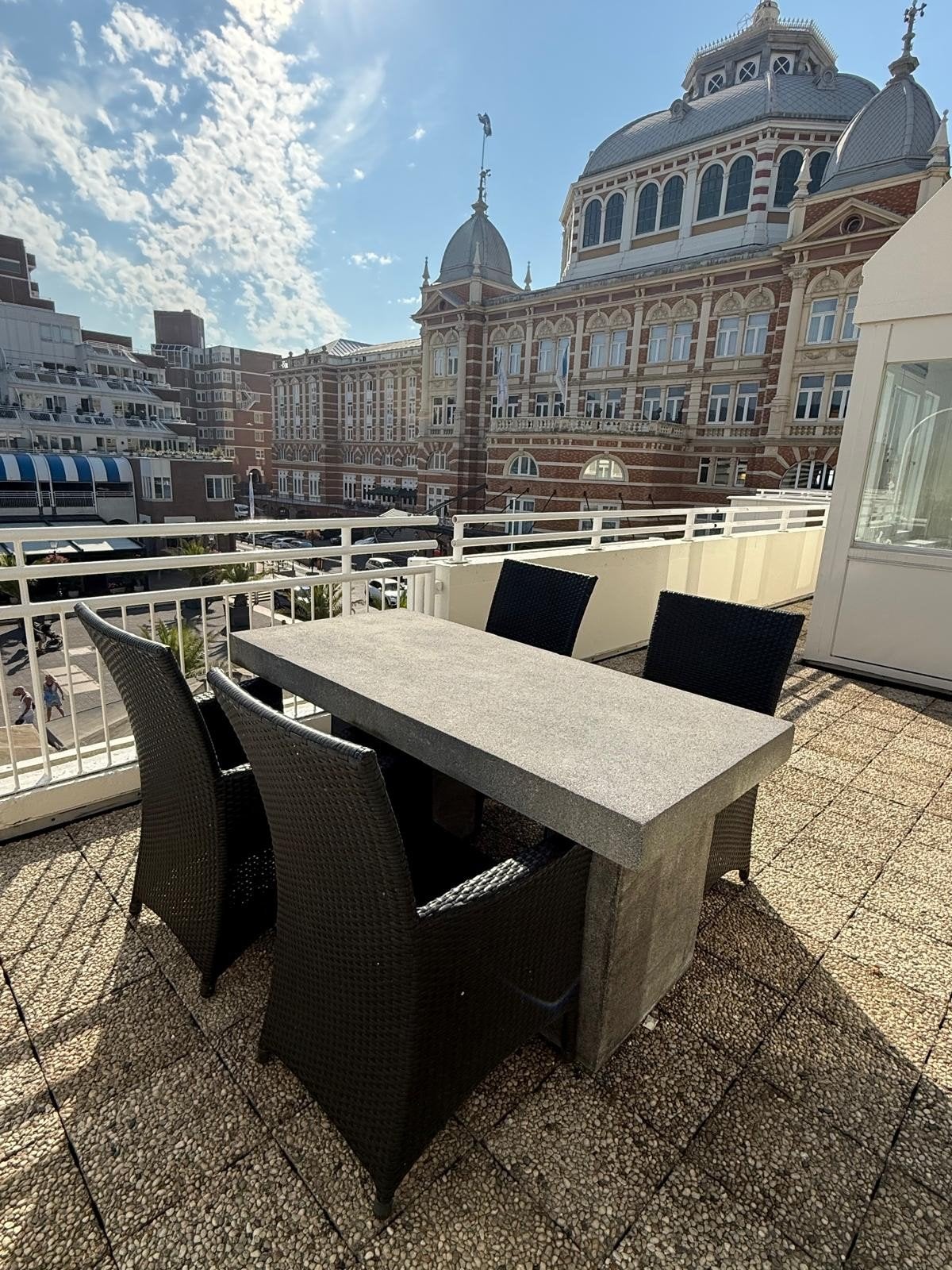 zeer nette zware en degelijke tuintafel met 4 stoelen gratis, Ophalen, Gebruikt, Overige materialen