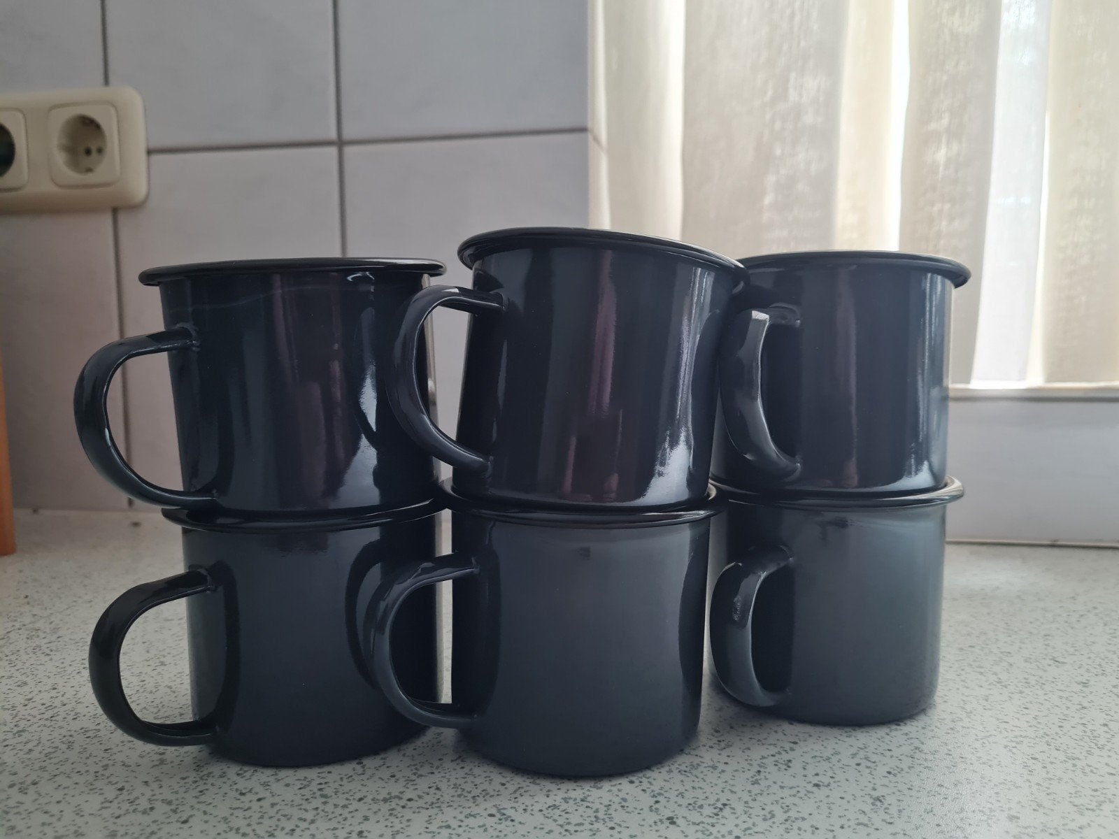 Set van 6 donkergrijze emaille mokken, Ophalen