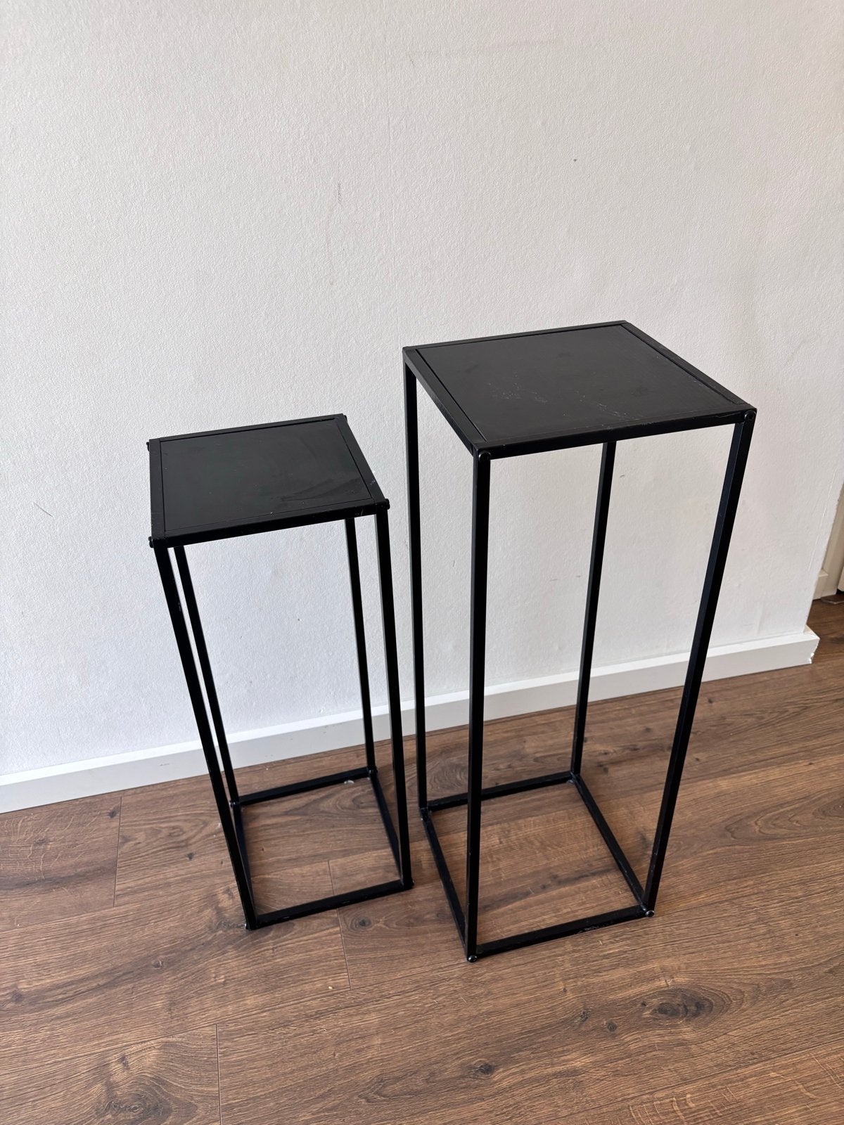 Set van 2 zwarte metalen zuilen/ bijzettafeltjes, Ophalen of Verzenden, Gebruikt