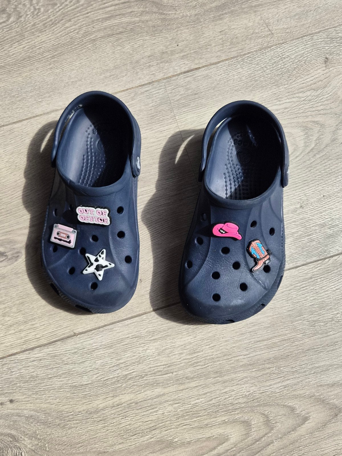 Crocs Klompen Donkerblauw Maat J1 met Jibbitz, Ophalen of Verzenden, Gebruikt, Crocs, Jongen of Meisje