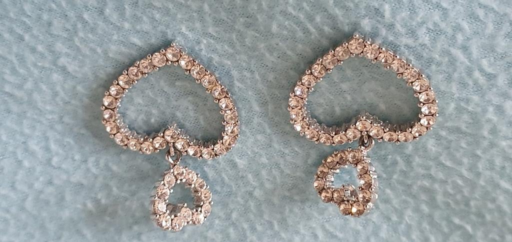 Zilverkleurige hartvormige oorbellen met strass, Ophalen of Verzenden