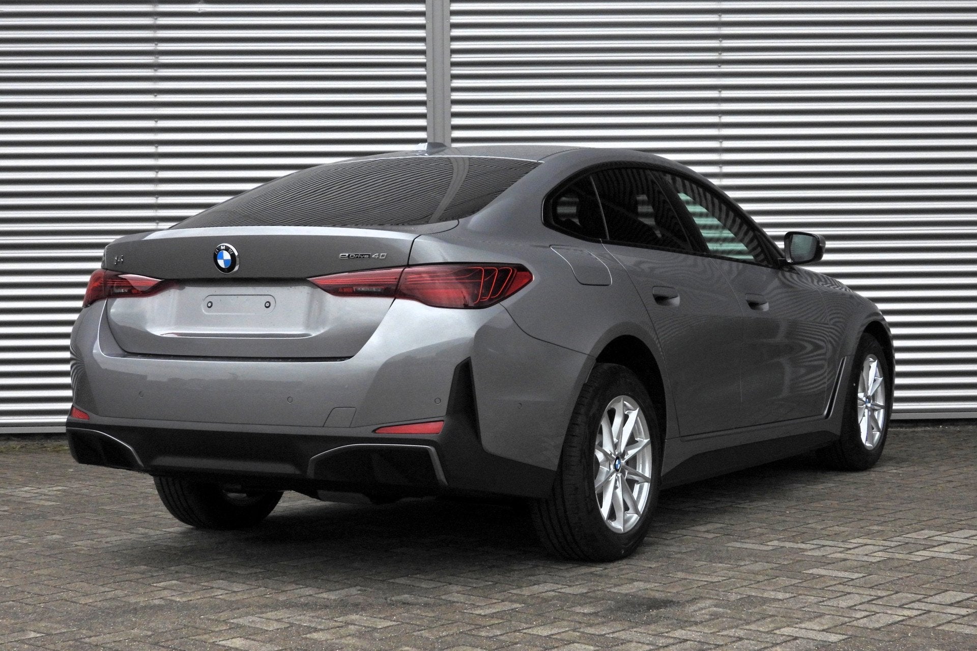 BMW i4 eDrive40 / Schuif-kanteldak / Achteruitrijcamera / Ad, Auto's, Dealer onderhouden, Achterwielaandrijving, Zwart, 2020 kg