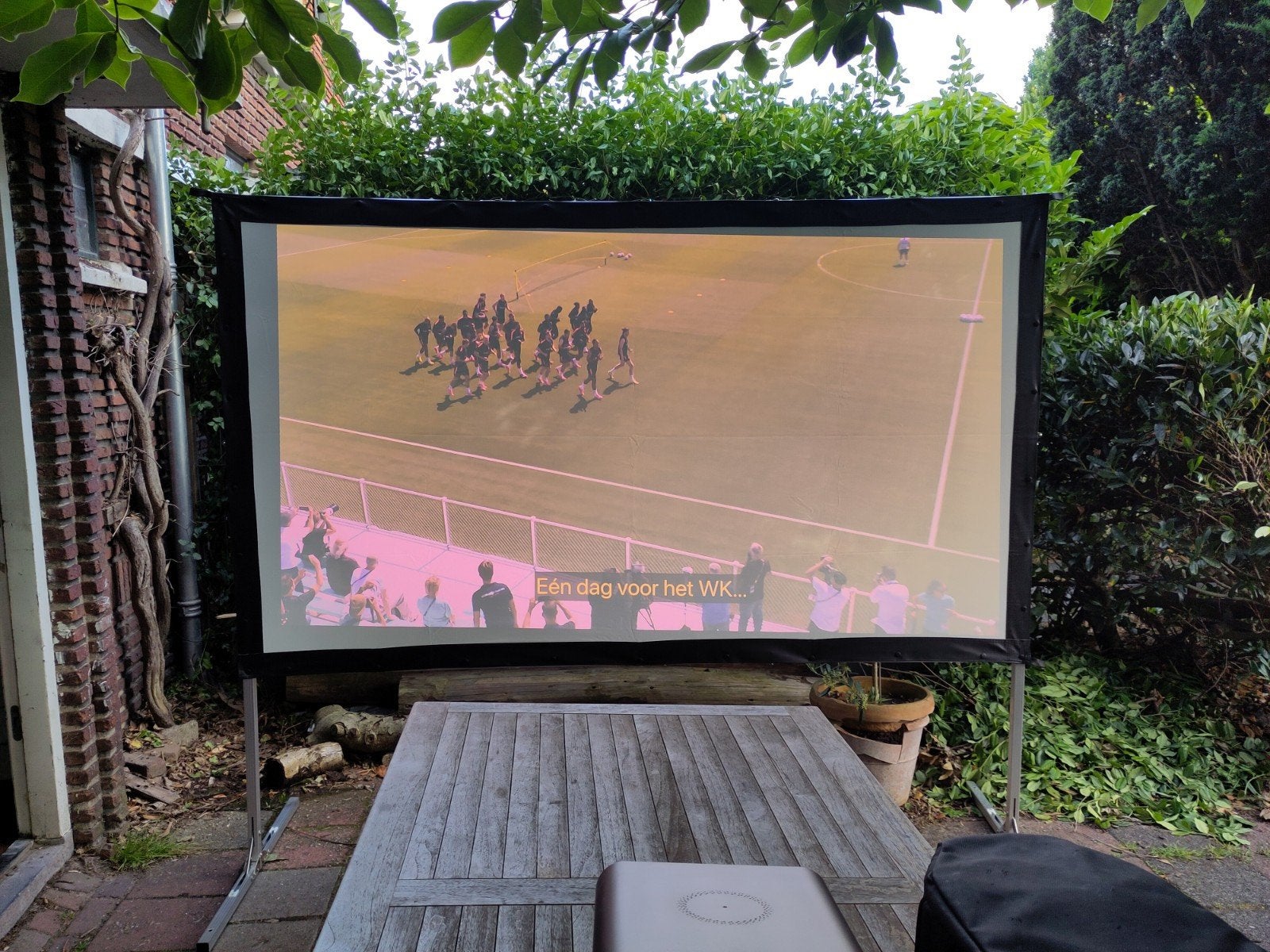 Te huur: WK voetbal  scherm 220*120, 4k beamer / projector, Ophalen, Zo goed als nieuw, Overige