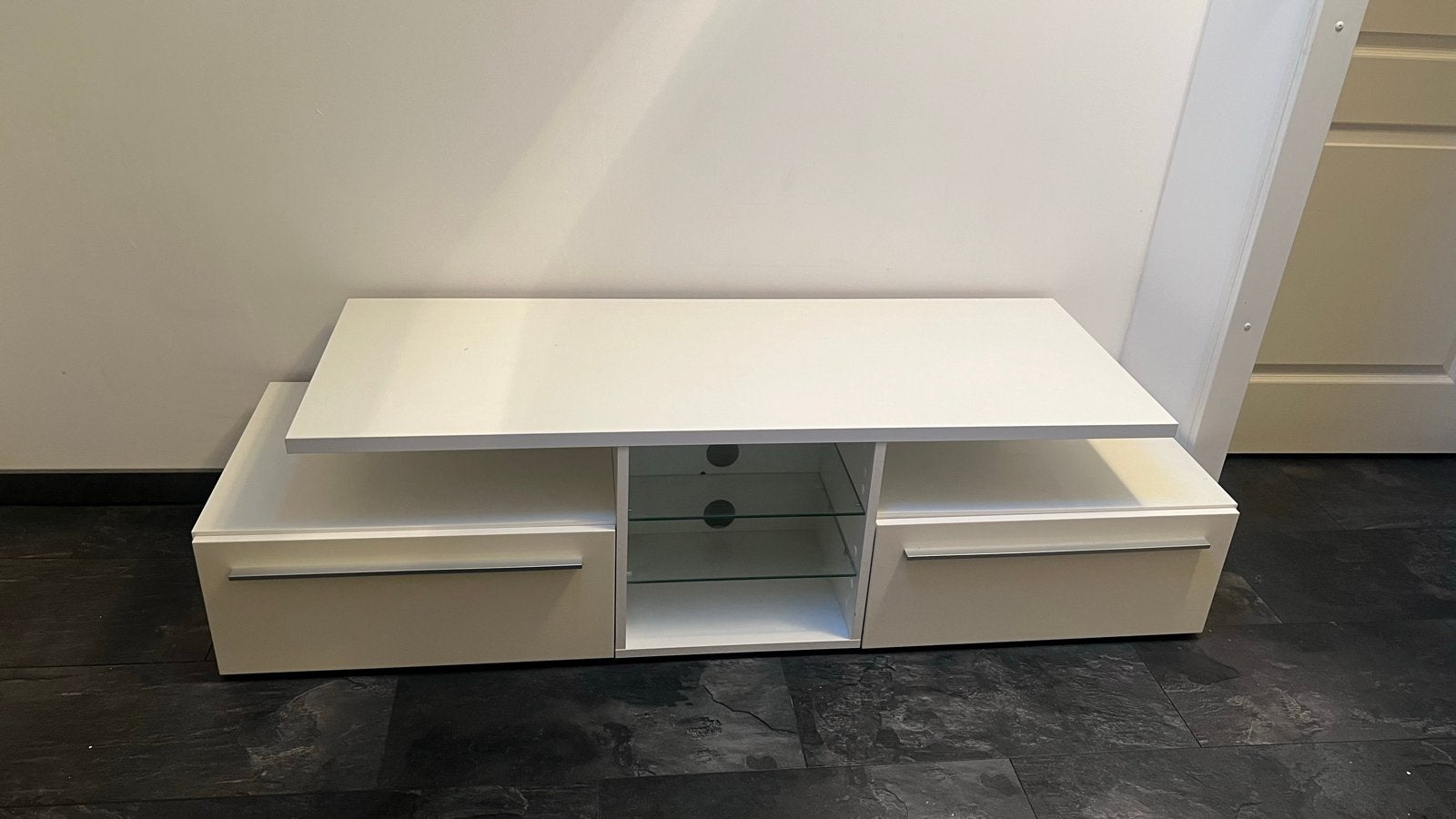 Modern wit tv-meubel met deurtjes en glazen plank, Ophalen, 100 tot 150 cm, Zo goed als nieuw, Minder dan 100 cm