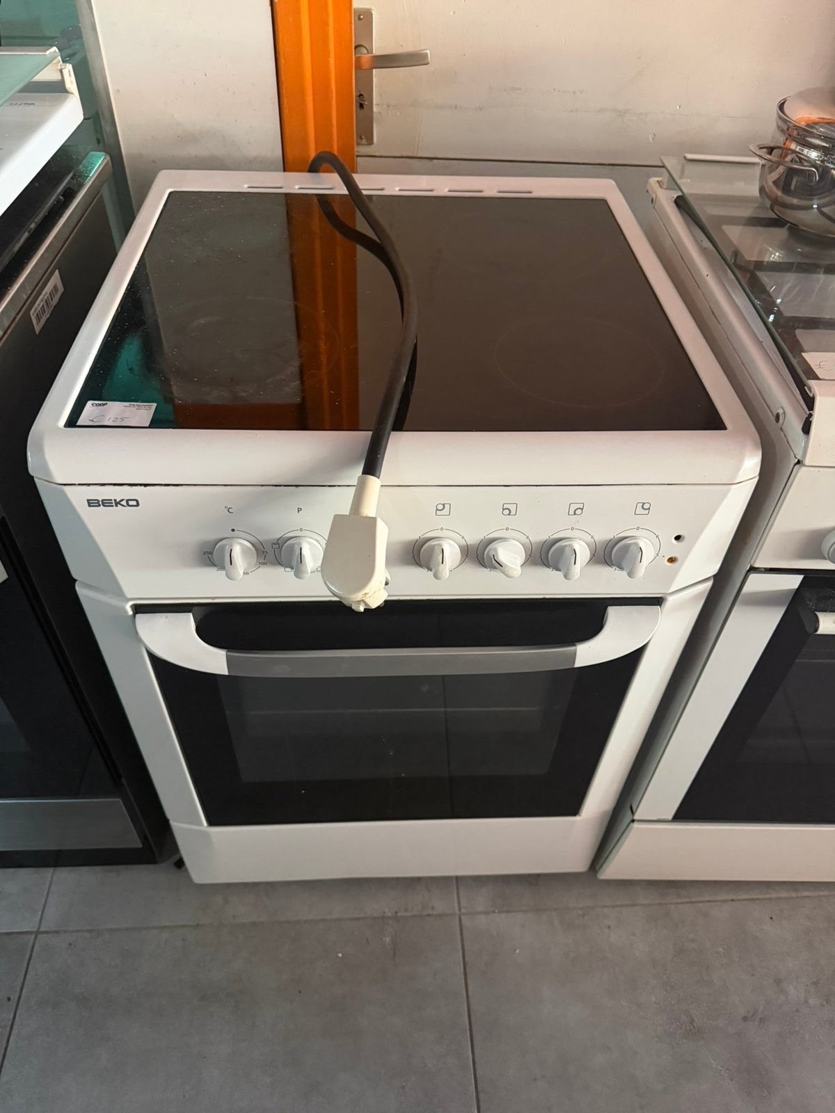Elektrisch fornuis Beko - defect voor onderdelen/oud ijzer, Ophalen, 4 kookzones, Niet werkend, Vrijstaand