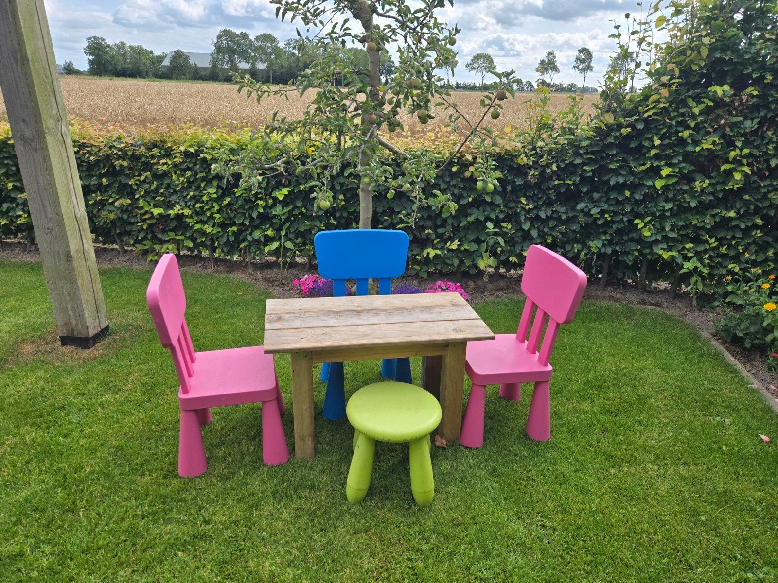 Kindertuinset -  tafeltje met stoelen en krukje, Ophalen, Gebruikt