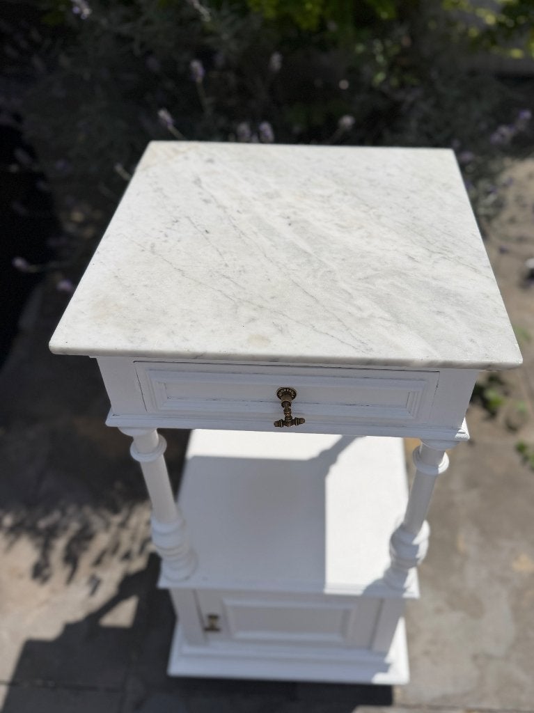 Brokante witte kast met marmeren blad, Ophalen of Verzenden