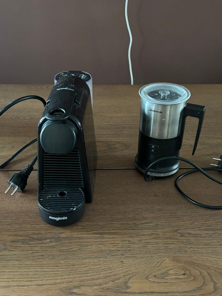 Nespresso machine met melkopschuimer, Ophalen of Verzenden, Zo goed als nieuw, Espresso apparaat