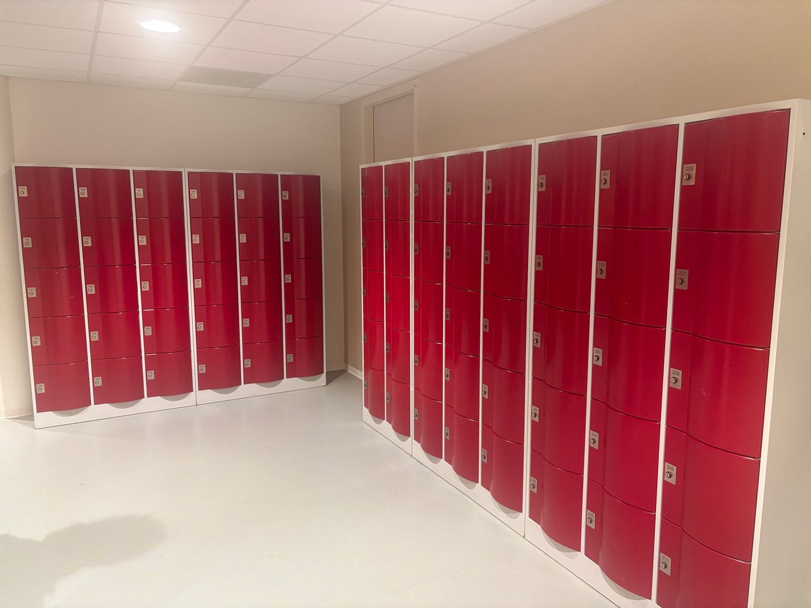 120 stuks Rode kluisjes voor sportschool of kantoor, Ophalen, Gebruikt