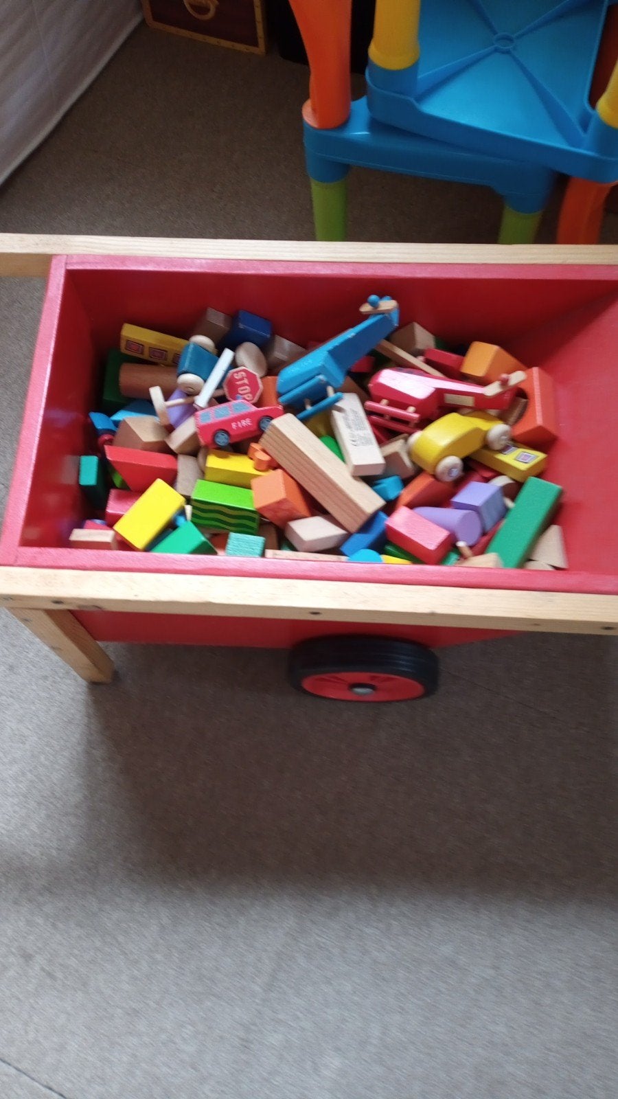 houten kruiwagen met houten blokken., Ophalen