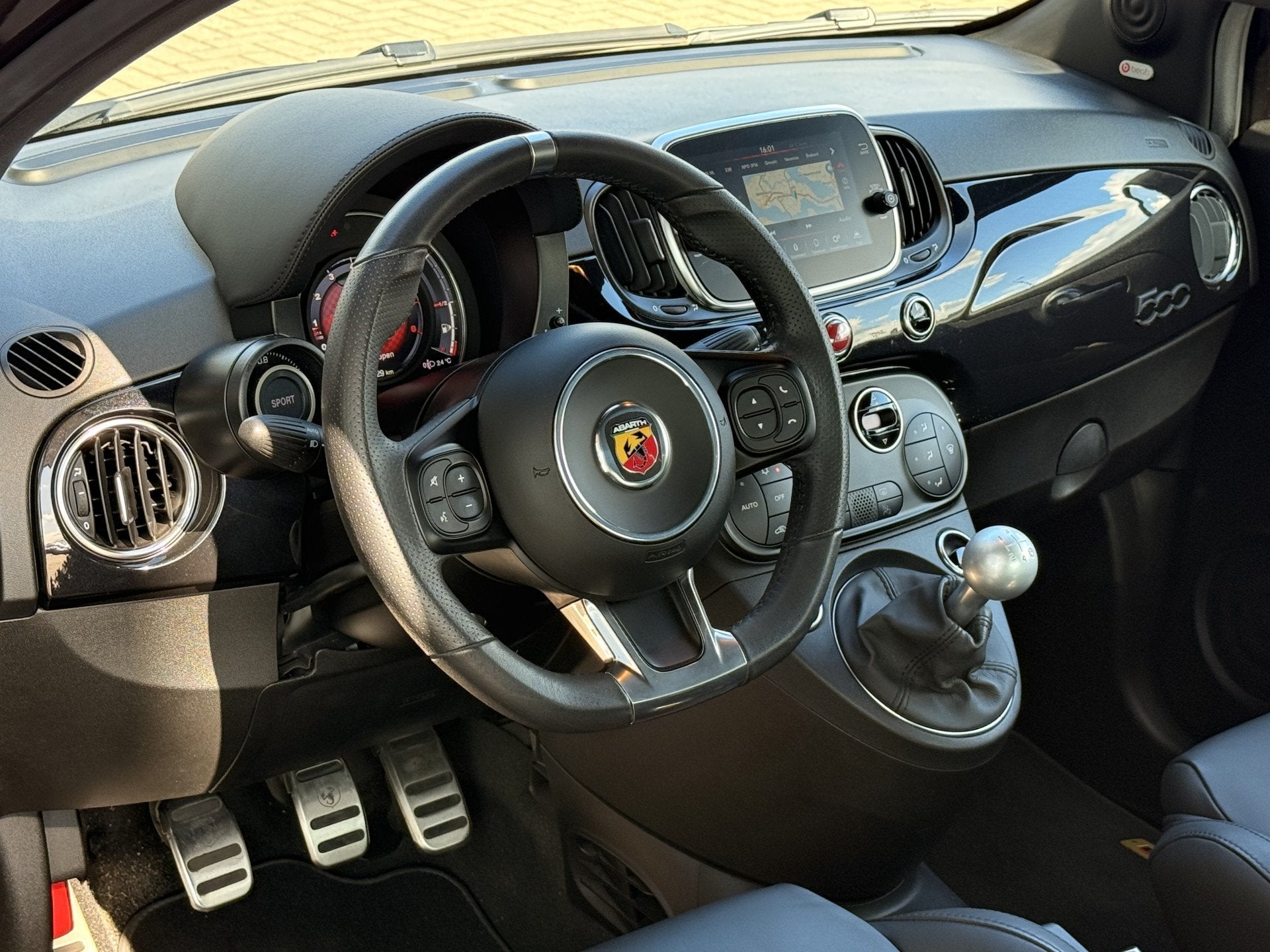 Fiat 500 1.4 T-Jet Abarth 595 Scorpioneoro 1 of 2000 | 1e ei, Auto's, Fiat, 4 cilinders, 4 stoelen, Zwart, Bedrijf