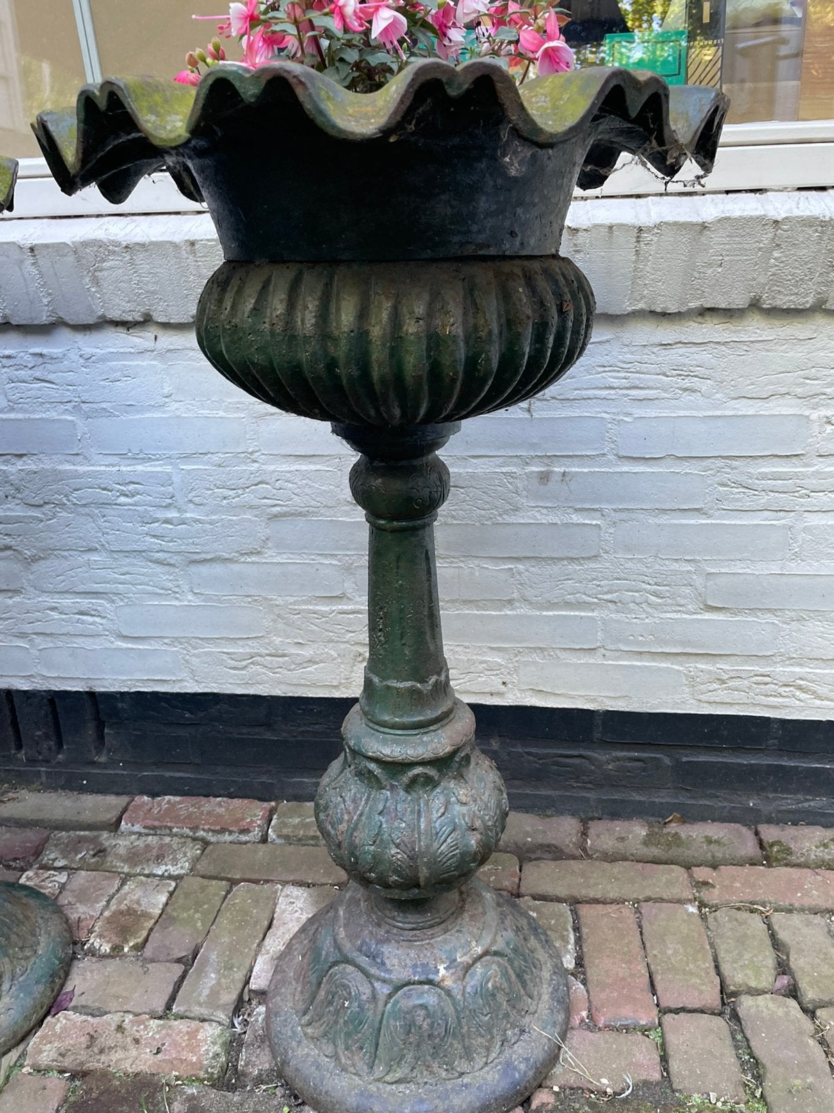 2 x unieke gietijzeren potten vazen, Tuin en Terras, Tuinvazen, Ophalen, Gebruikt