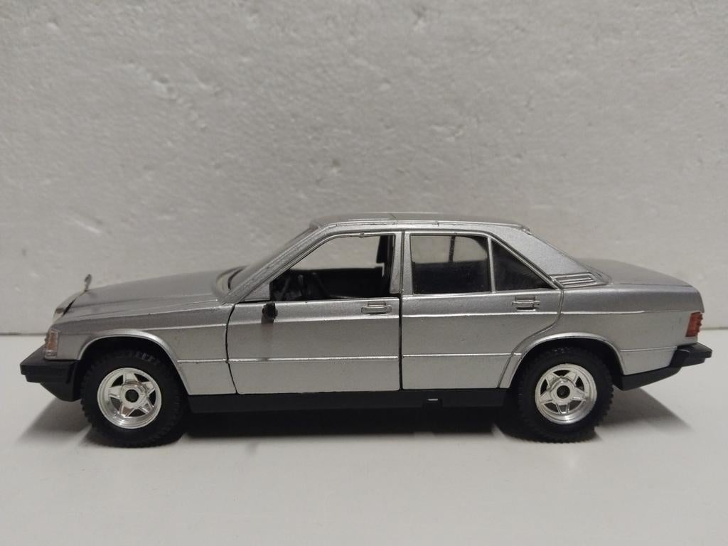 Polistil 1:24 Mercedes Benz 190 E zilvergrijs, Ophalen of Verzenden, Zo goed als nieuw, Auto, Overige merken