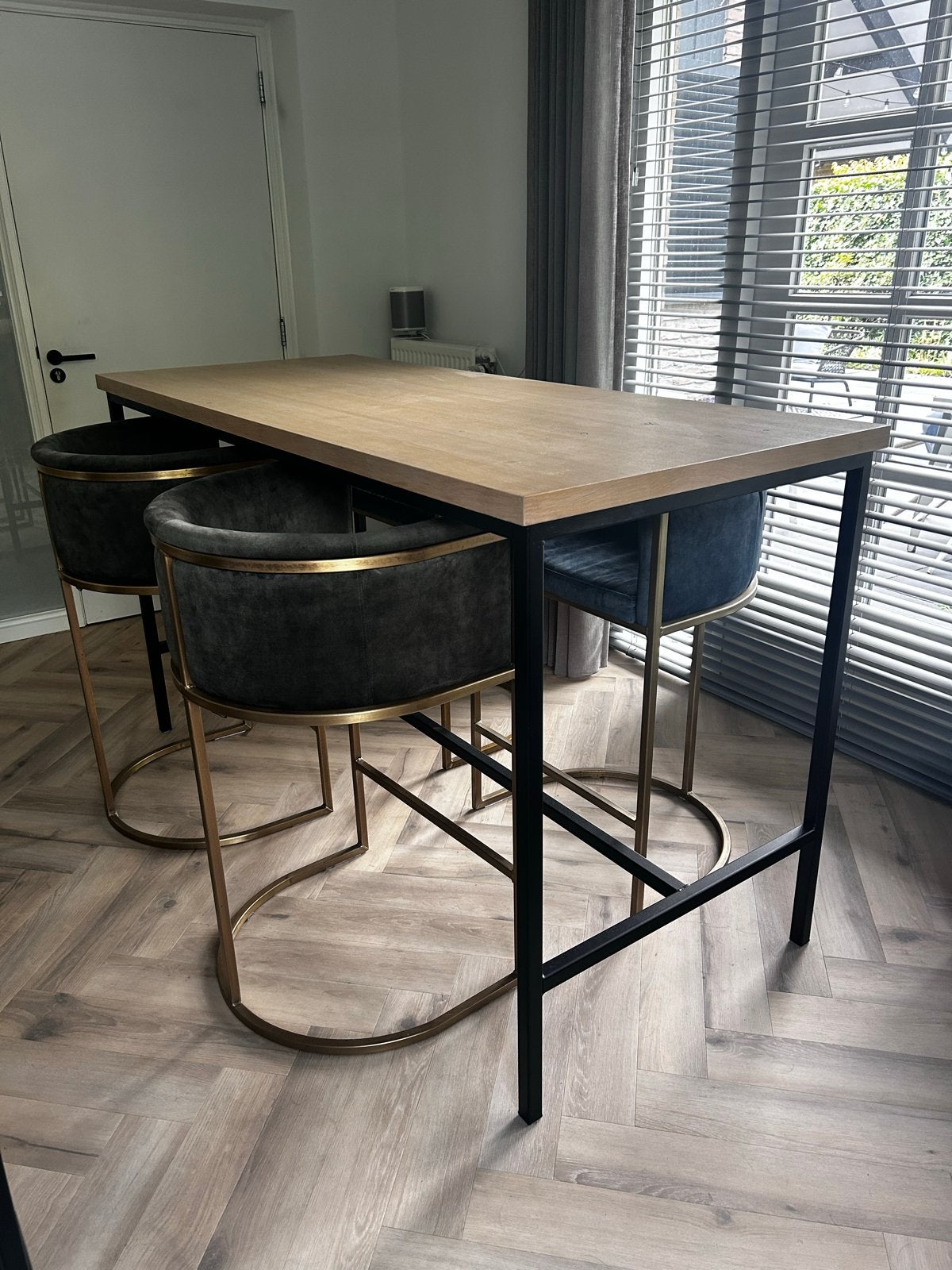Stijlvolle barkrukken met gouden onderstel en bartafel, Ophalen, Met voetsteun, 60 tot 90 cm, Zo goed als nieuw