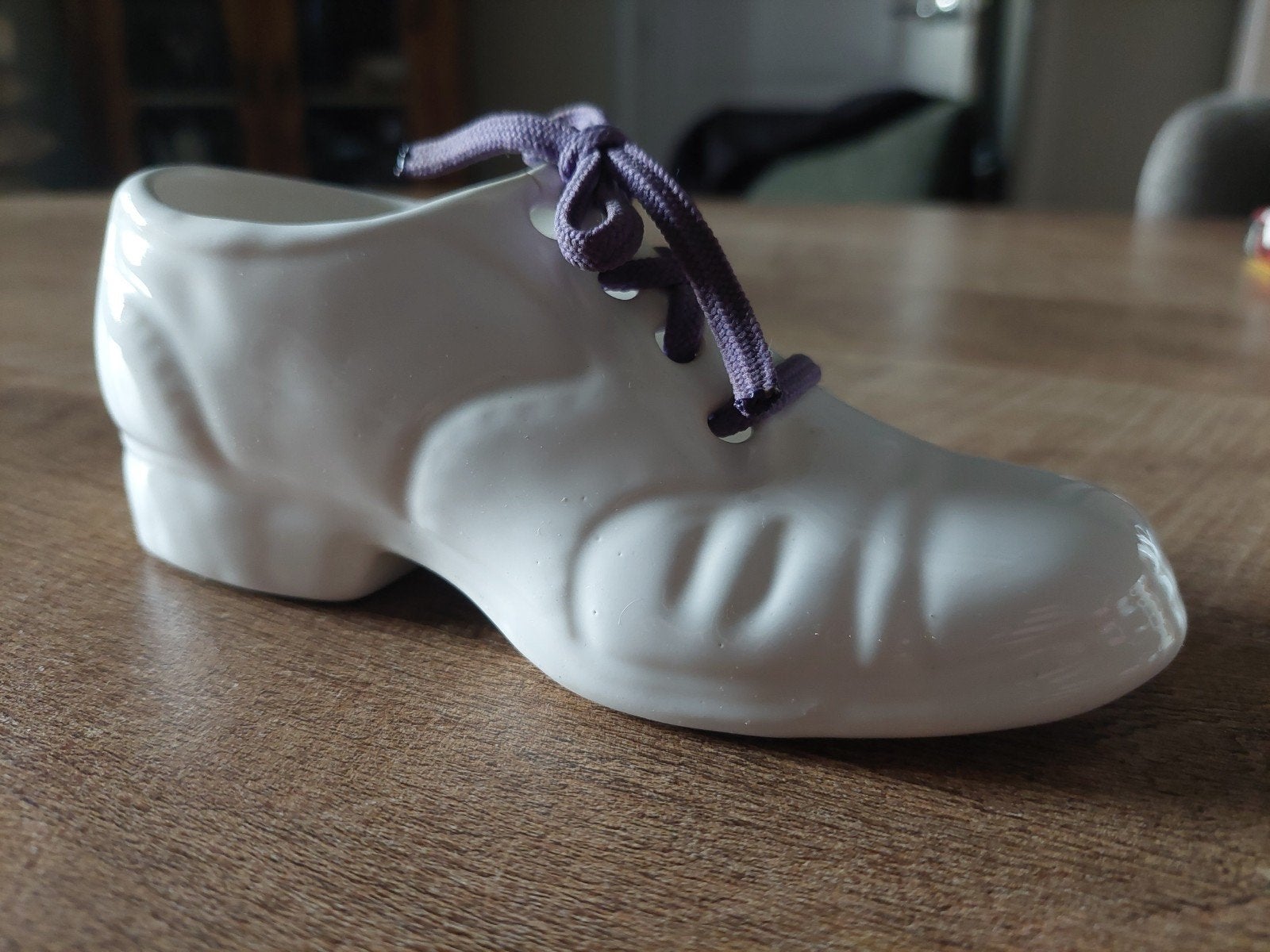 vintage keramische schoen met paarse veters, Overige stijlen, Ophalen of Verzenden, Zo goed als nieuw, Wit