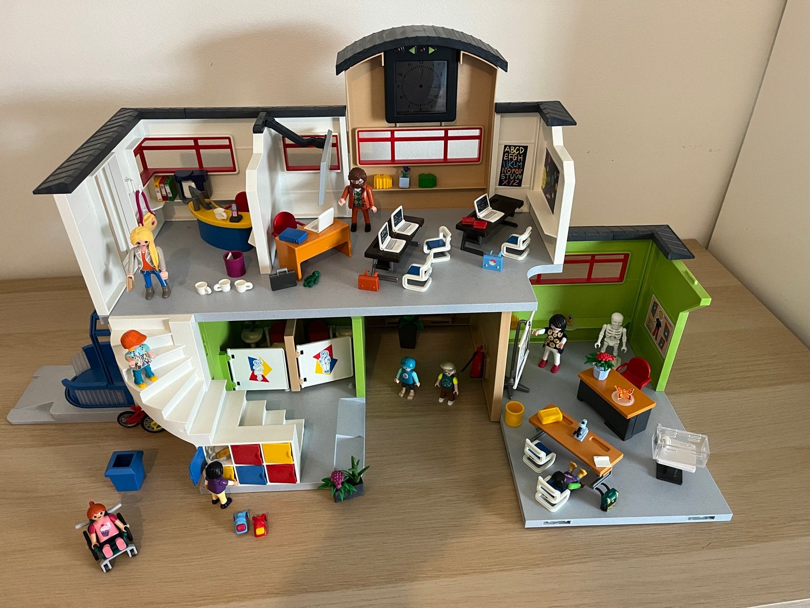 Playmobil Grote School met Inrichting en Figuren, Gebouw, Complete set, Ophalen of Verzenden, Zo goed als nieuw