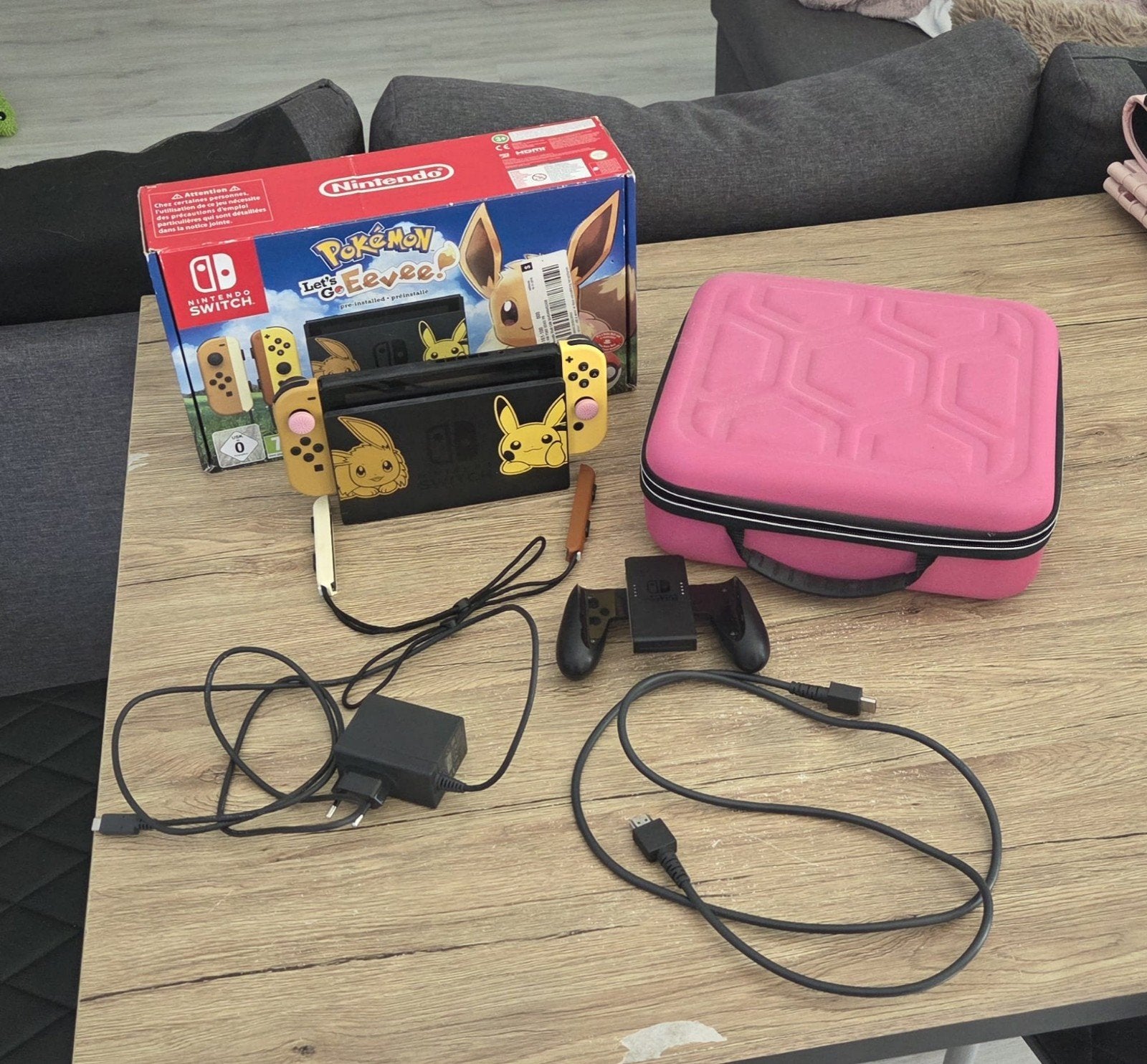 Nintendo Switch Limited Edition Pikachu & Eevee, Spelcomputers en Games, Ophalen, Gebruikt, Met 2 controllers, Switch Original