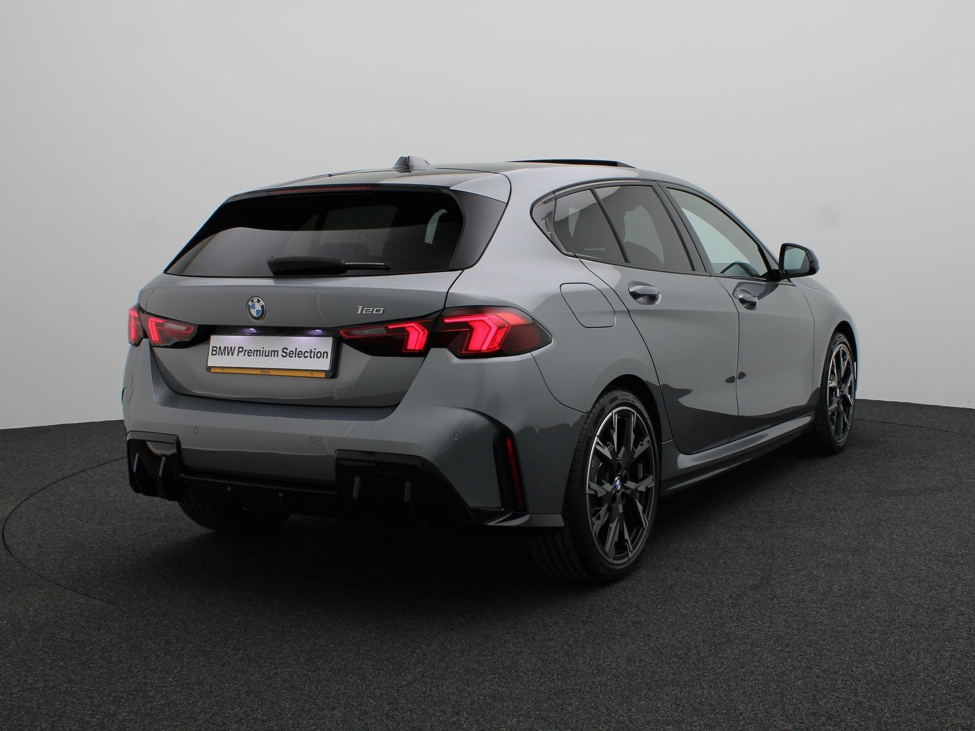 BMW 1 Serie 120 M Sportpakket | Premium Pack | Stuurwielrand, Met garantie (alle), Origineel Nederlands, Bedrijf, 19 km/l