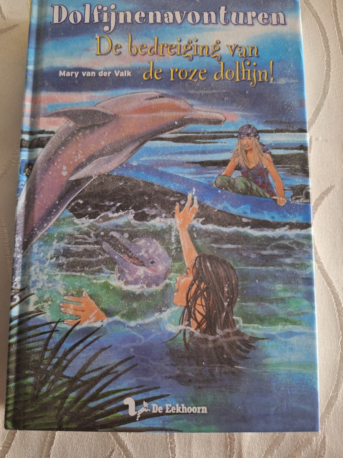 Mary van der Valk - De bedreiging van de roze dolfijn!, Boeken, Ophalen of Verzenden, Zo goed als nieuw, Mary van der Valk