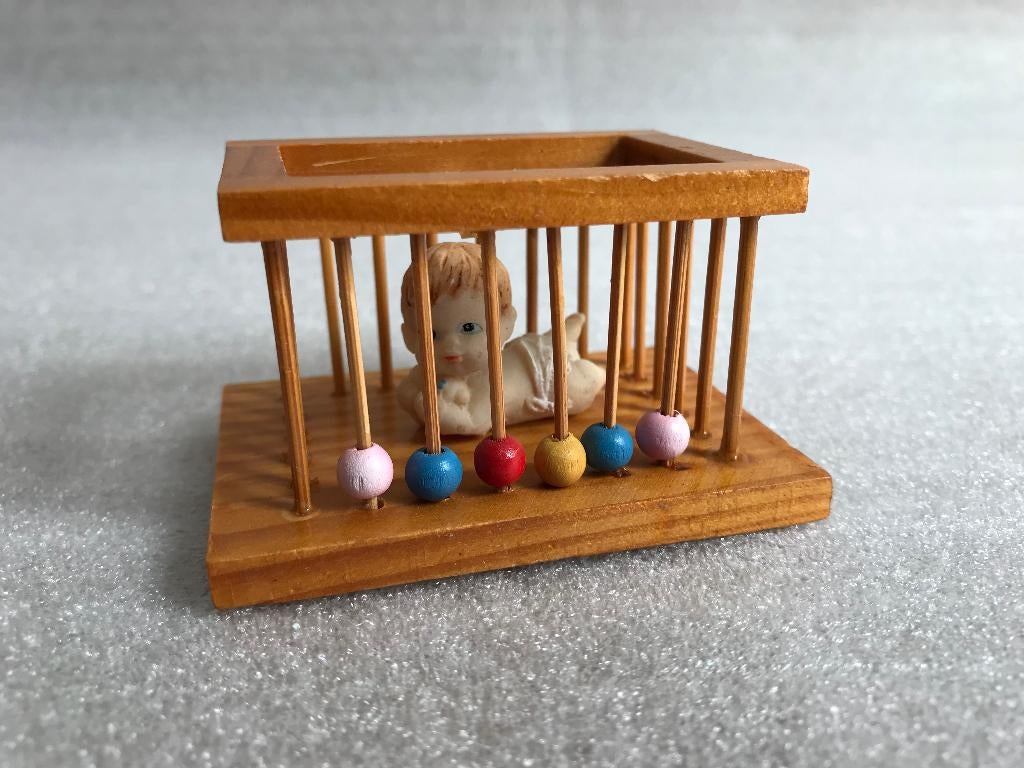 Vintage Poppenhuisbox Box Hout 7 cm met Popje, Verzamelen, Poppenhuizen en Toebehoren, Ophalen of Verzenden, Gebruikt, Popje