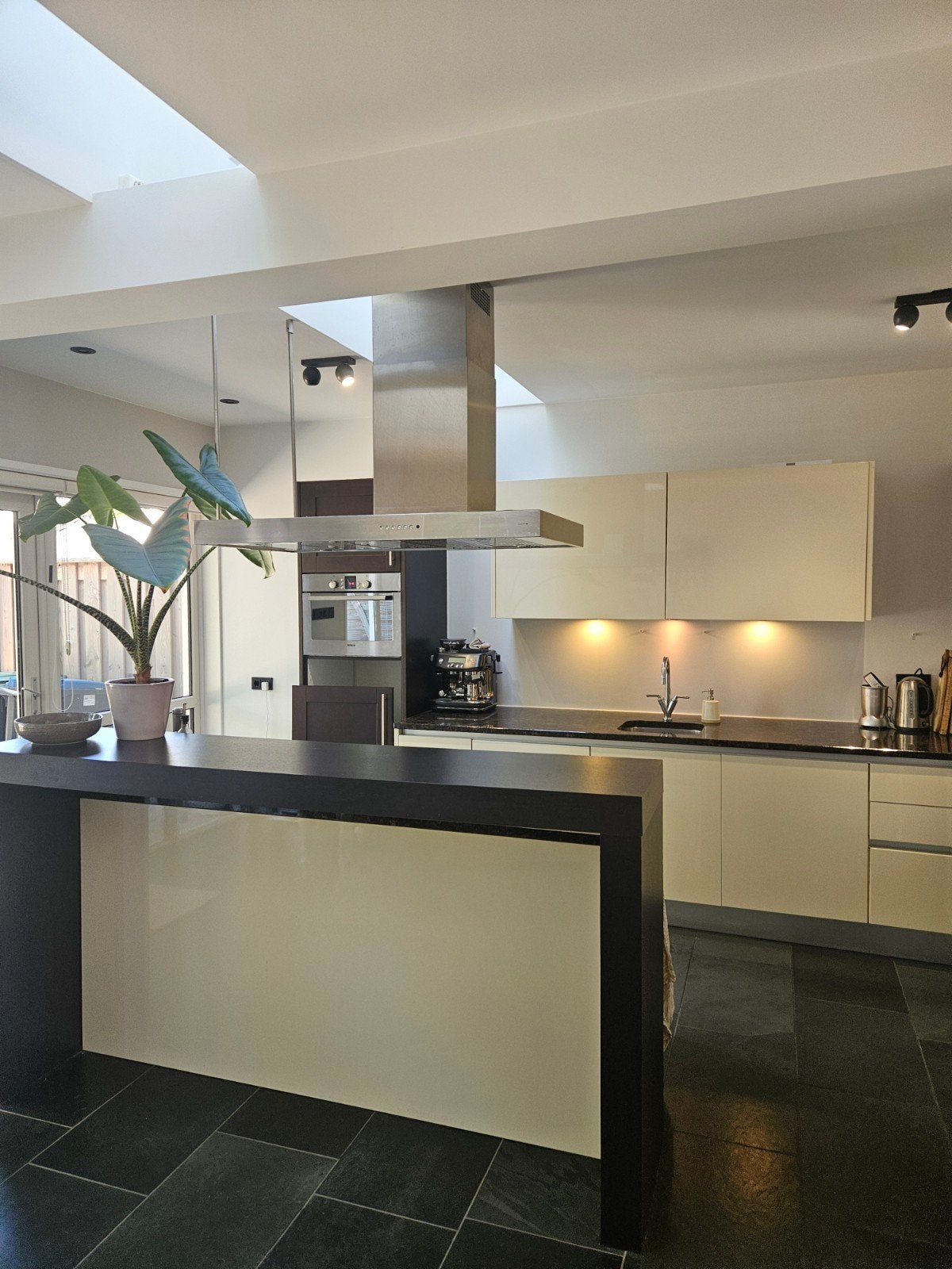 Moderne keuken met kookeiland, bar en granieten werkblad, Ophalen, Gebruikt, Graniet of Steen, Crème