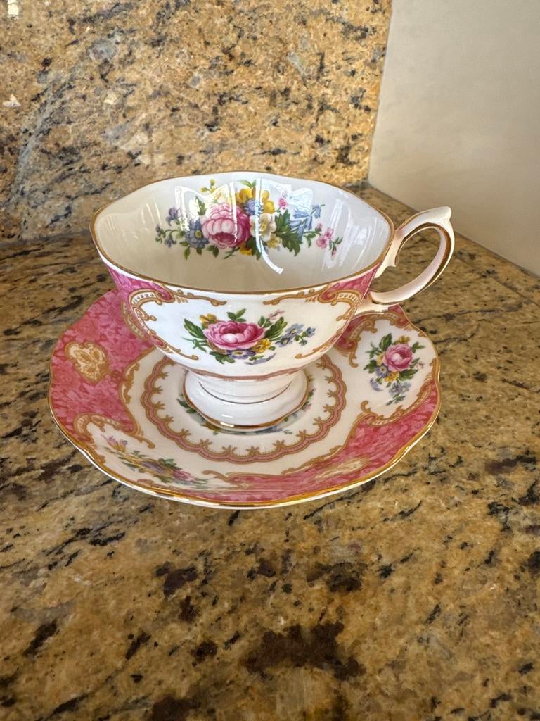 Royal Albert Lady Carlyle Theekop en Schotel, Antiek en Kunst, Ophalen of Verzenden