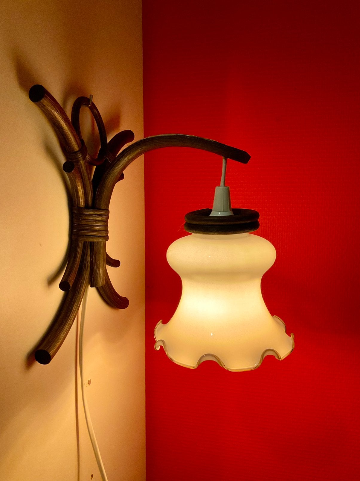 Wandlamp riet bamboe bruin met witte glazen kap, Huis en Inrichting, Ophalen of Verzenden, Gebruikt, Wandlamp, E27 (groot)