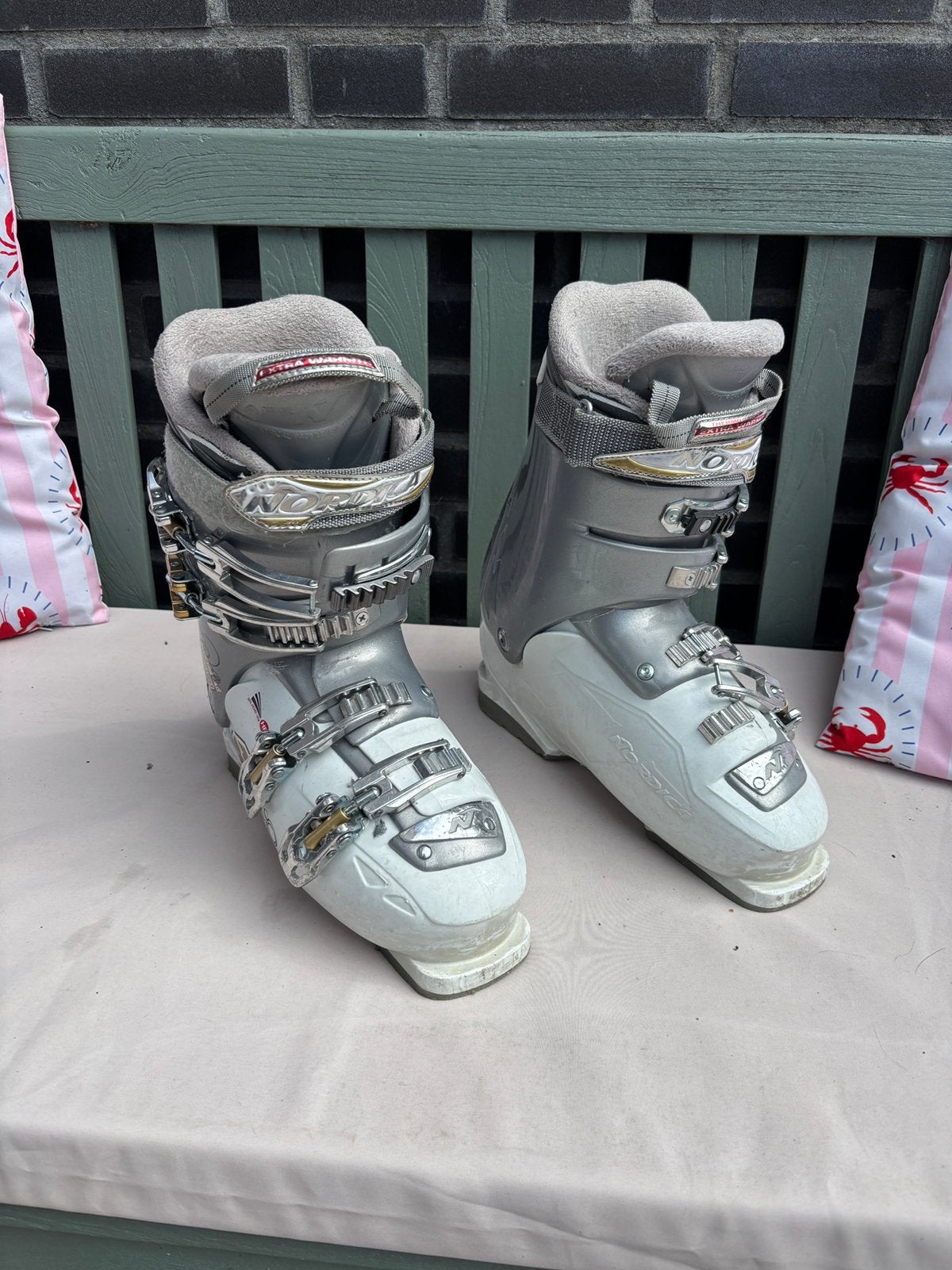 Mooie witte met gouden skischoenen, Gebruikt, Schoenen, Skiën, Ophalen