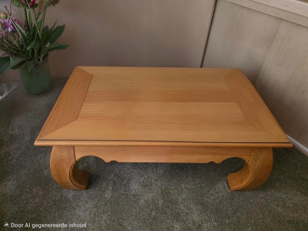 Massief houten salontafel met sierlijke poten, Huis en Inrichting, Tafels | Salontafels, Gebruikt, 50 tot 100 cm, Klassiek, Vierkant