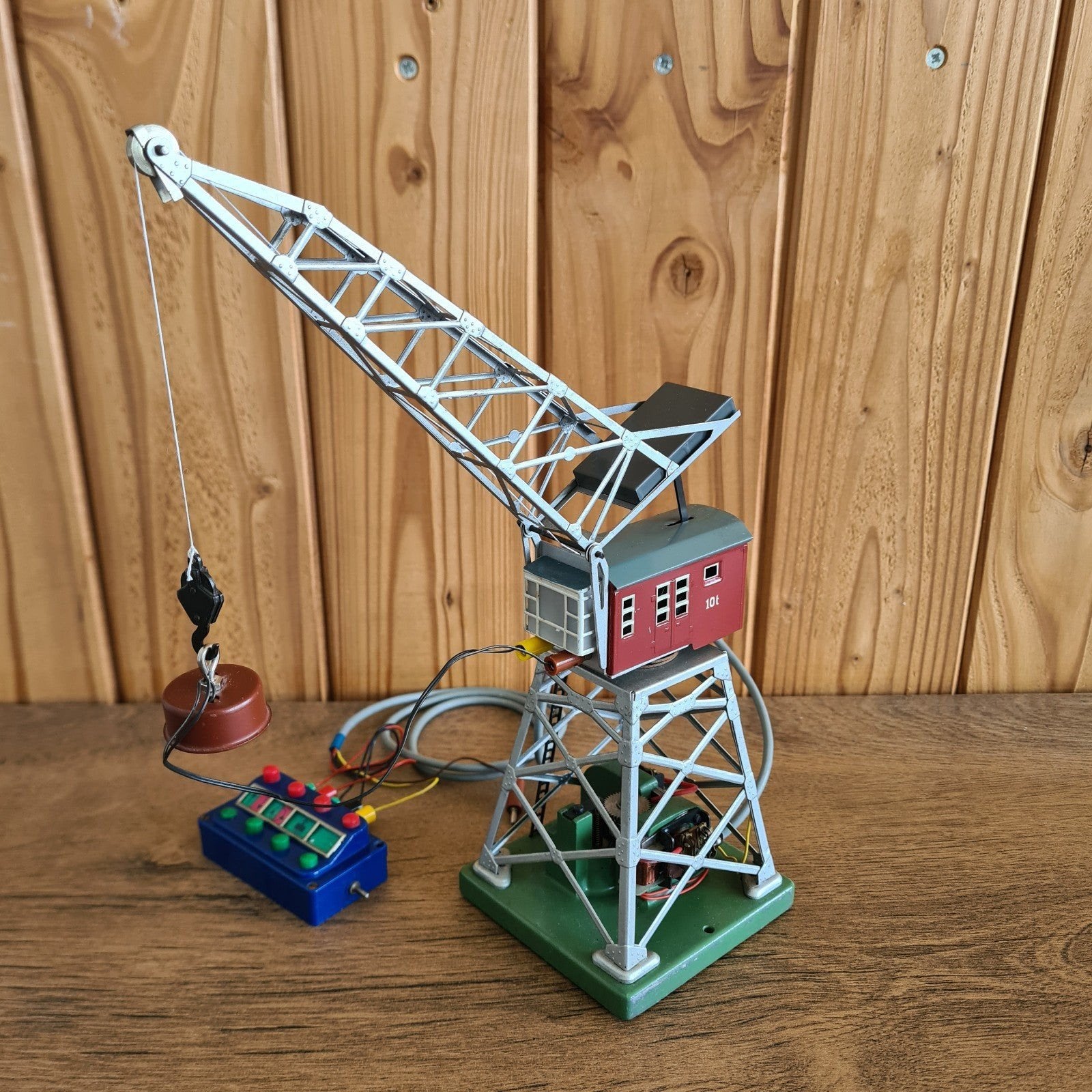 Märklin Kraan met regelkastje en magneet kleur rood- Gerevis, Wisselstroom, Gebruikt, Overige typen, Ophalen of Verzenden