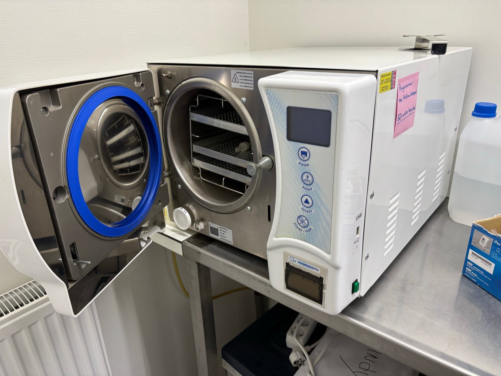 Autoclaaf en desinfector voor medische instrumenten, Ophalen