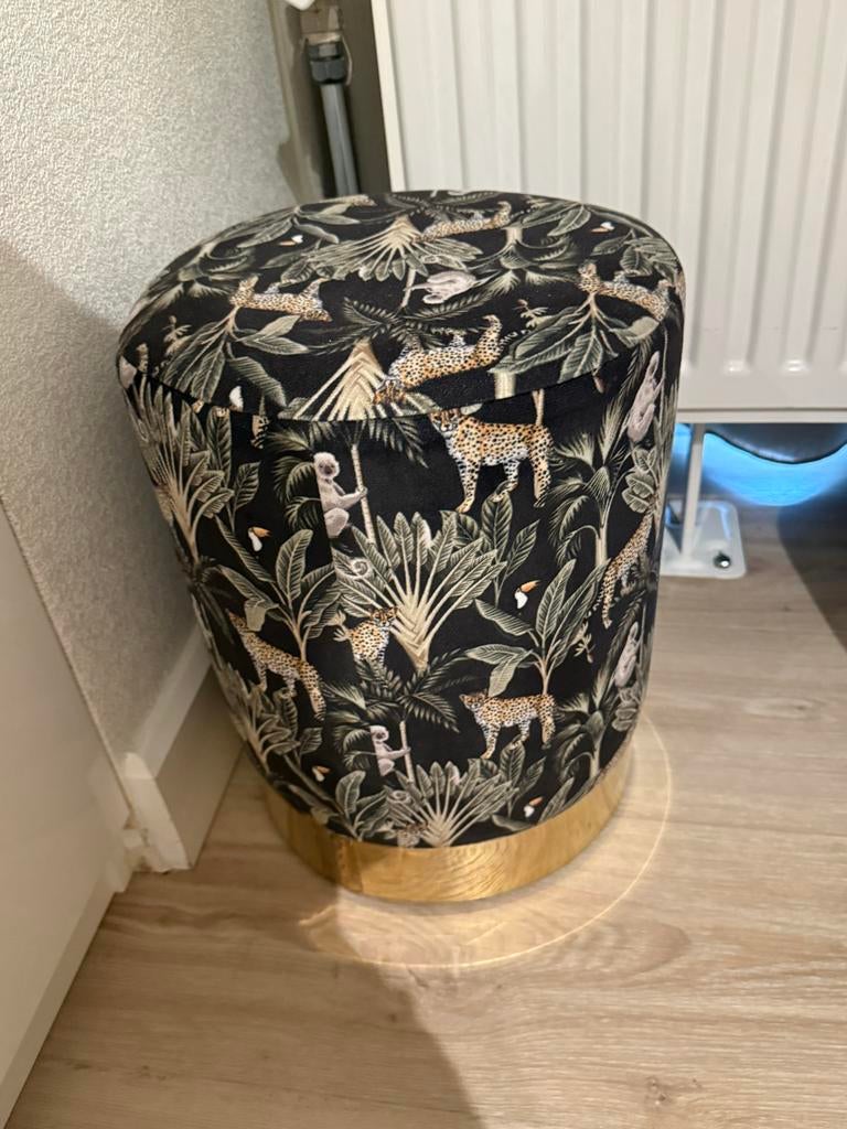 Jungle Poef met Dierenprint en Gouden Rand, Huis en Inrichting, Banken | Voetenbanken en Poefen, Minder dan 50 cm, Rond, Ophalen of Verzenden