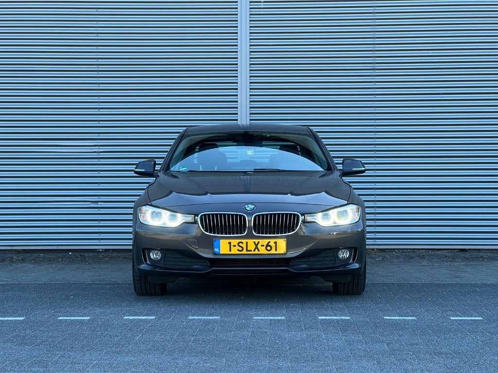 BMW 3-Serie 1.6 320I 125KW EDE 2013 Bruin, Auto's, Achterwielaandrijving, 4 cilinders, Bruin, 75 €/maand