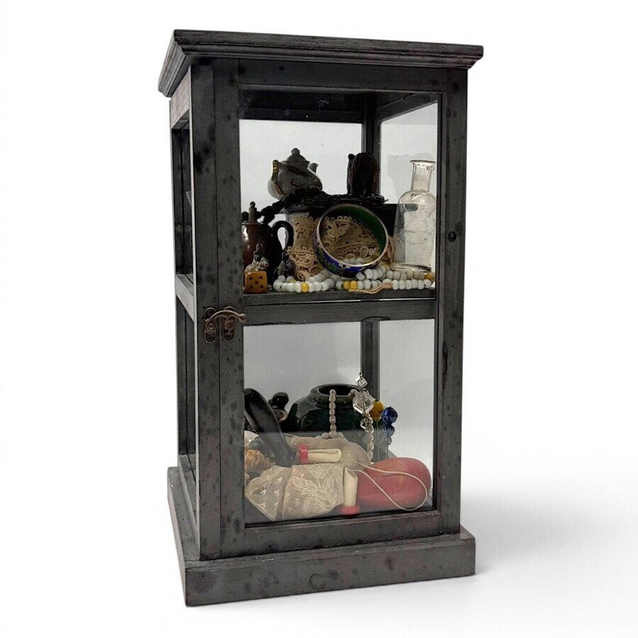 Houten tafelvitrine met snuisterijen, Ophalen of Verzenden