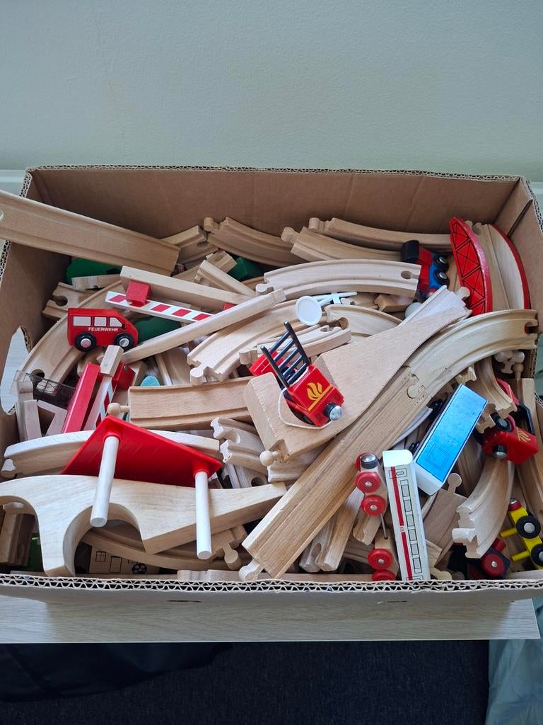 Grote doos vol houten treinbaan en voertuigen, Ophalen, Gebruikt