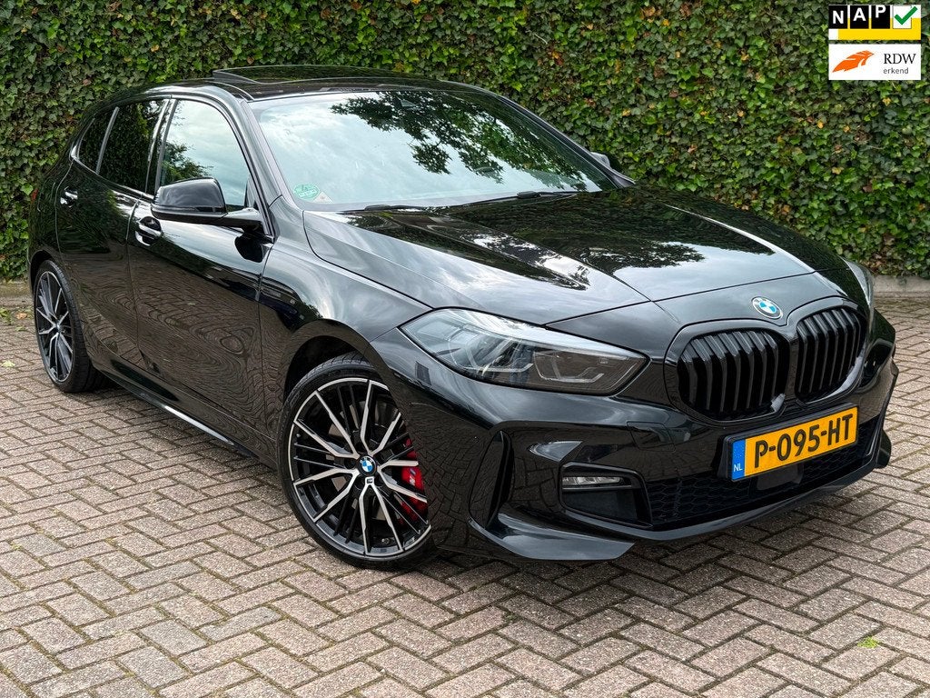 BMW 1-serie 118i M Pakket | NAP | Pano | Ambient | Camera |, Auto's, BMW, 136 pk, Gebruikt, Leder en Stof, Zwart