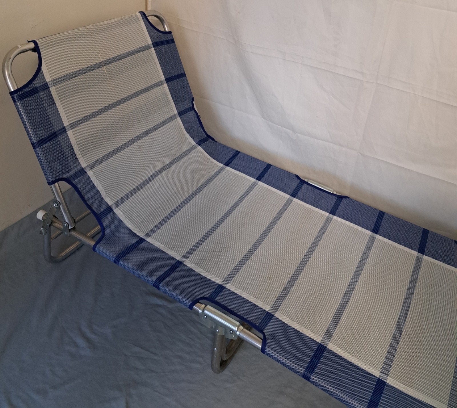 Ligbed met verstelbare Het bed is inklapbaar en neemt dan we, Ophalen, Zo goed als nieuw, Campingstoel