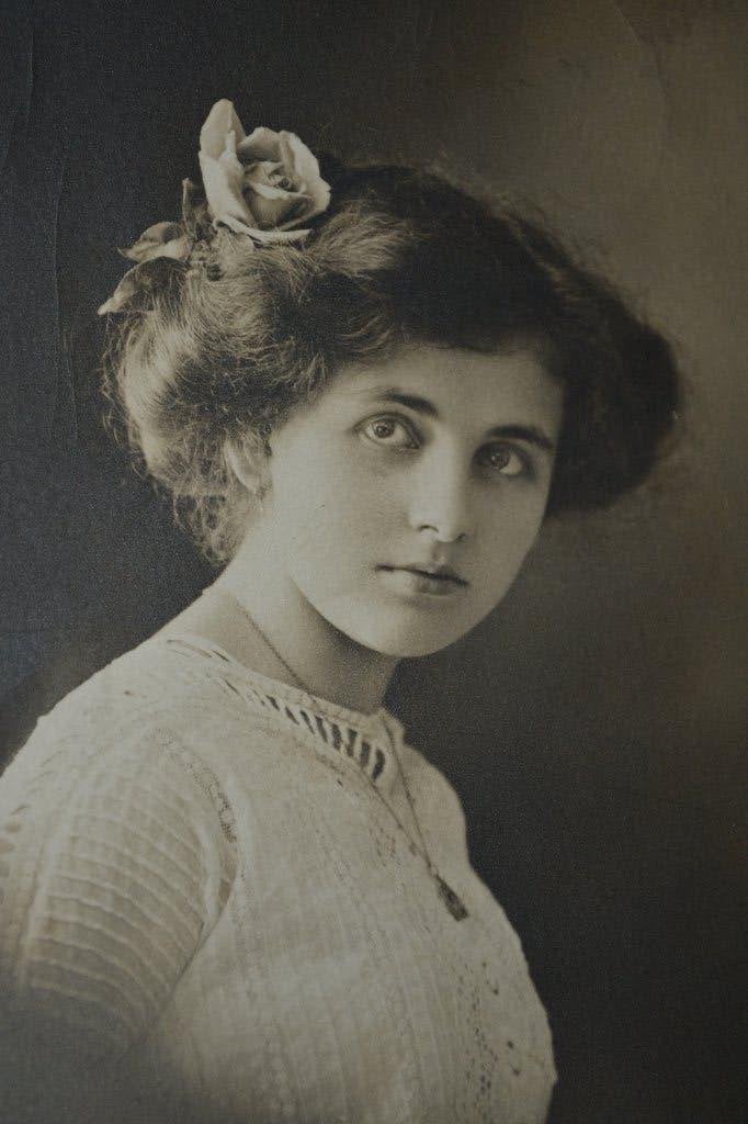 belgie 1912 portret meisje met roos in haar, Ophalen of Verzenden, Voor 1920, Gelopen, Sterren en Beroemdheden