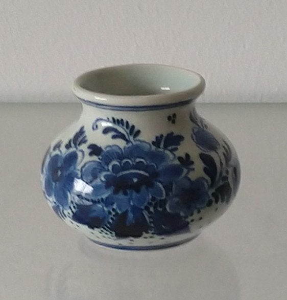 delftblauw miniatuur vaasje S.08 Delft D Gouda, volgnr 39, Antiek en Kunst, Antiek | Porselein, Ophalen of Verzenden