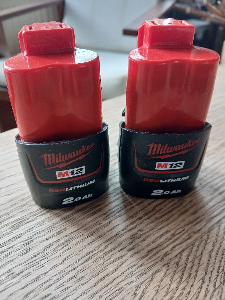 Foto 2 van 2 stuks MILWAUKEE M12 Accu 2.0 Ah