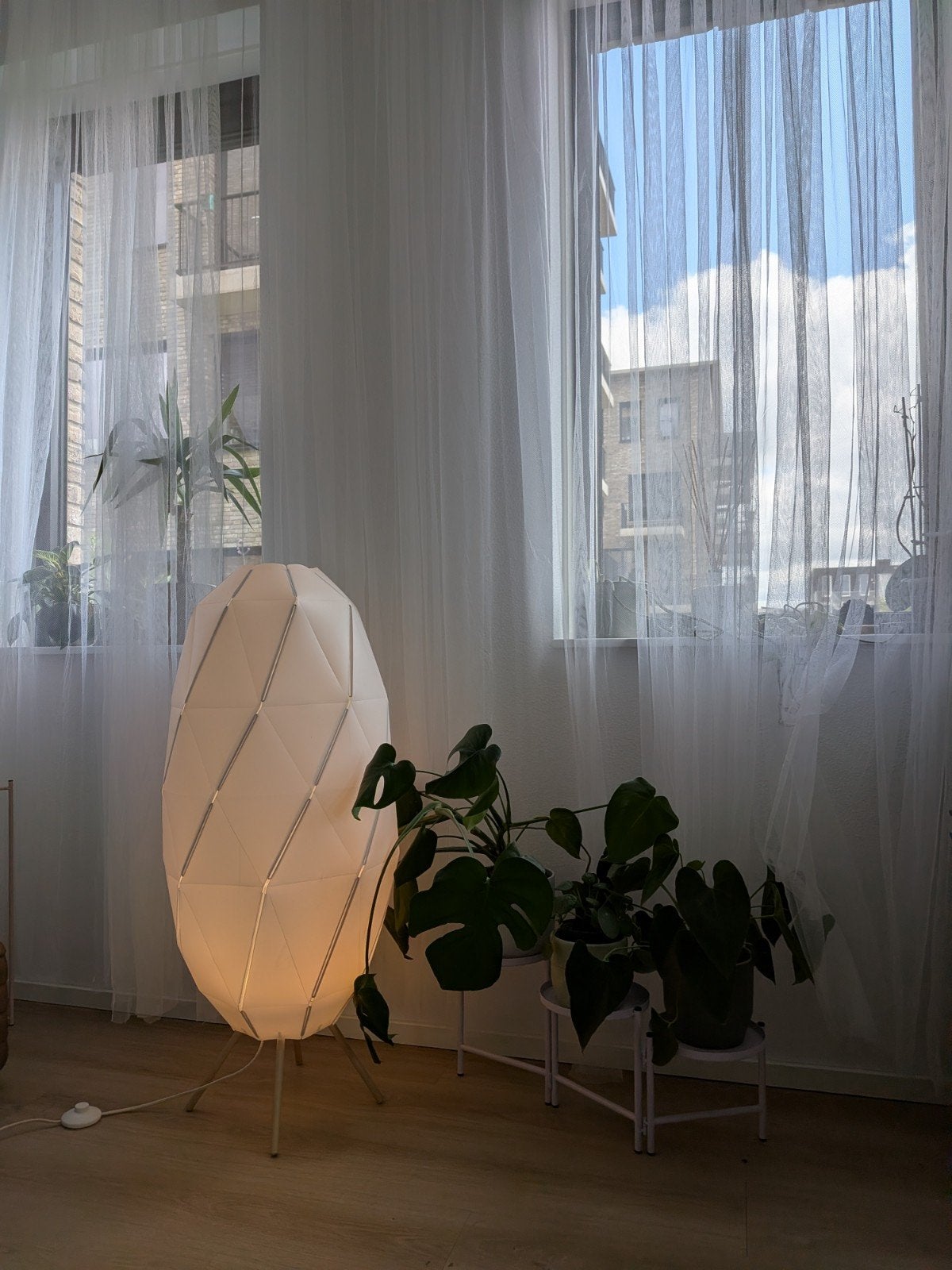 Moderne vloerlamp met uniek design - Lichte schade, Gebruikt, 100 tot 150 cm, Ophalen of Verzenden, Modern, Geometrisch