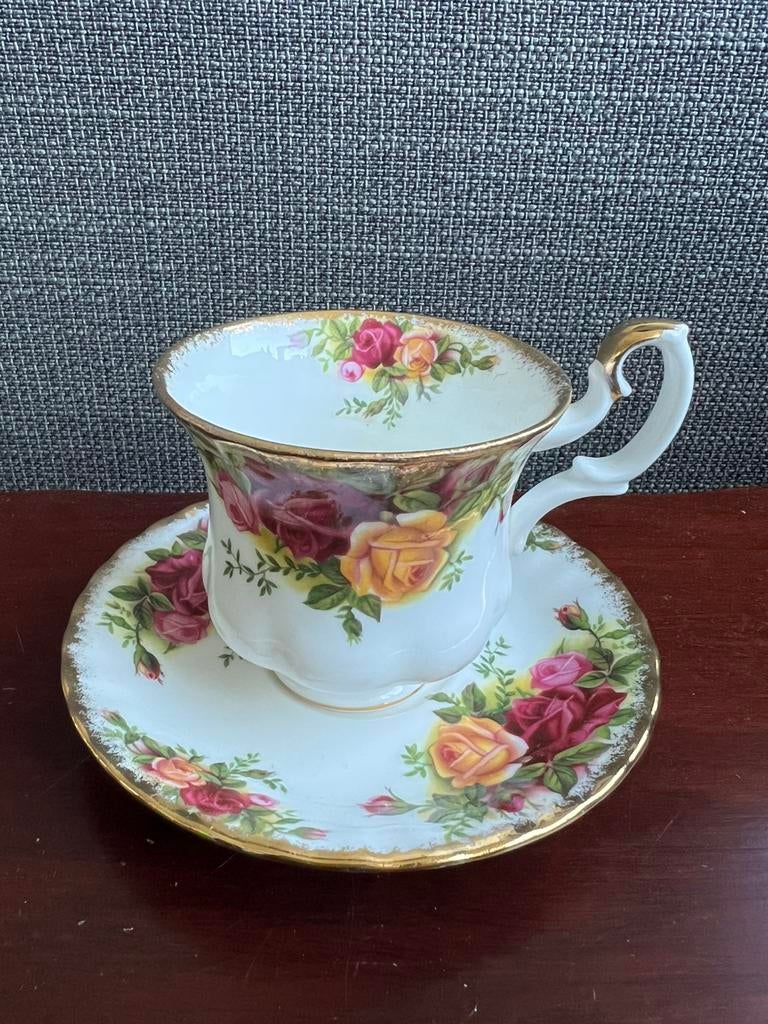 Royal Albert kopjes met schoteltjes, Ophalen of Verzenden, Zo goed als nieuw, Porselein, Kop en/of schotel