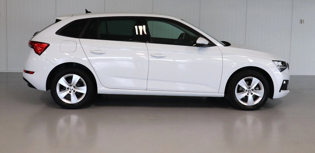 Skoda Scala Automaat Ambition Zeer Ruim Zuinig en Compleet, Auto's, Gebruikt, LED verlichting, 620 kg, Wit