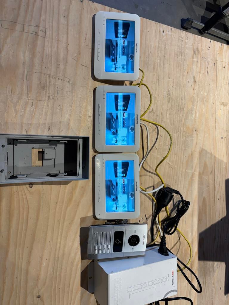 Hikvision Intercom Systeem 4 Appartementen met 3 Monitors, Audio, Tv en Foto, Videobewaking, Ophalen, Gebruikt, Buitencamera