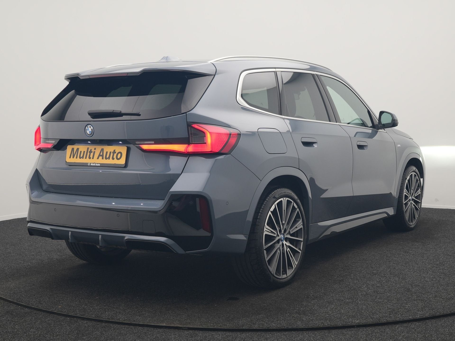 BMW X1 xDrive30e M Sport PHEV 326pk Dealer O.H. | Trekhaak A, Auto's, Zwart, Plug-in hybride, Bedrijf, Automatische klimaatregeling